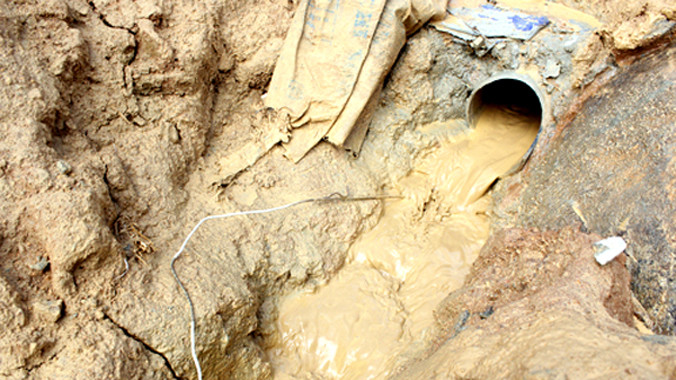 Nước trong ngăn hầm sập chảy ồ ạt qua ống khoan