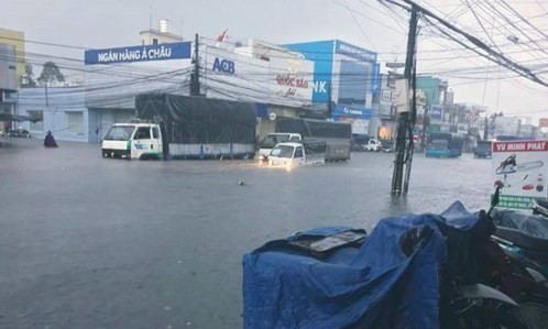 Lái ô tô an toàn qua vùng nước ngập