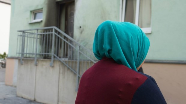 Một người phụ nữ ở lối vào nhà thờ tại Dresden. (Nguồn: AP)