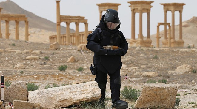 Công binh Nga rà phá bom mìn tại thành cổ Palmyra. (Nguồn: Russia Today)