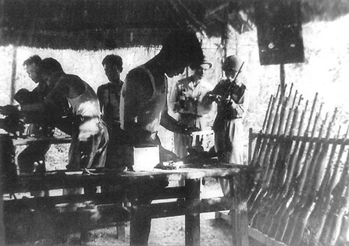 Một xưởng sản xuất vũ khí đơn giản thời chống Pháp. Ảnh tư liệu.