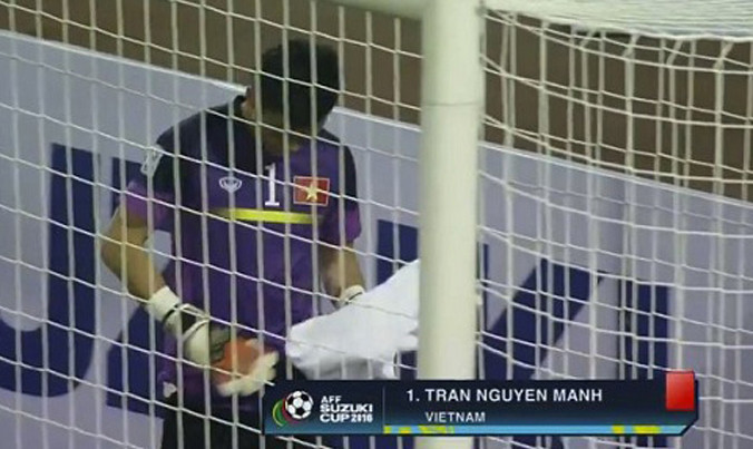 Nguyên Mạnh nhận thẻ đỏ sau tình huống đánh nguội.