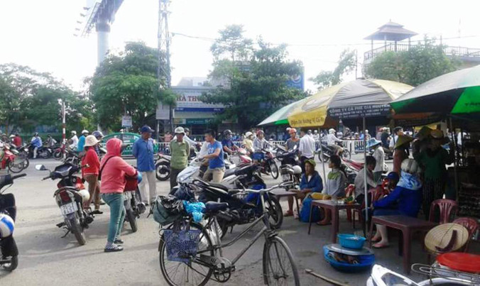 Đoạn phố gần hiện trường xảy ra vụ việc có đông người hiếu kỳ đến xem.