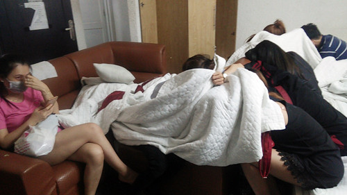 Nhiều nam nữ bị phát hiện thuê chung phòng trong khách sạn, Ảnh: Quốc Thắng.