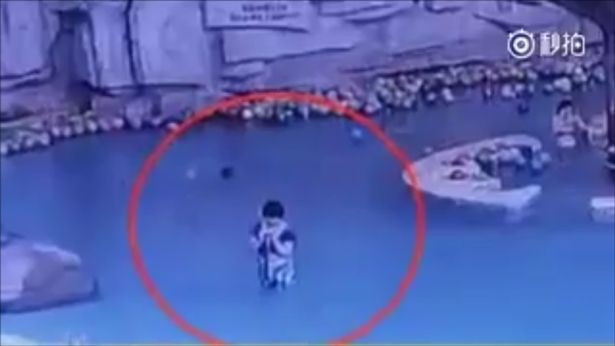 Đứa bé suýt chết đuối dù mẹ chỉ đứng cách đó vài mét.