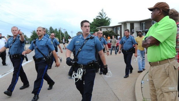 Căng thẳng giữa cảnh sát và người dân tại thành phố Ferguson đã bị đẩy lên cao sau vụ thiếu niên da màu Brown bị bắn chết. (Nguồn: AP)