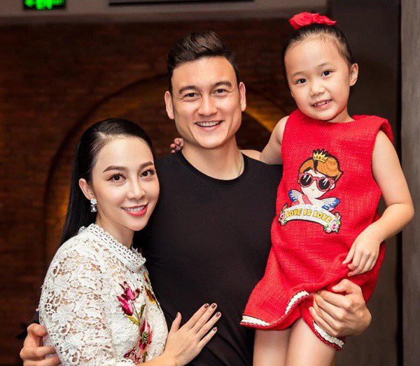 Thủ môn Đặng Văn Lâm và diễn viên múa Linh Nga.