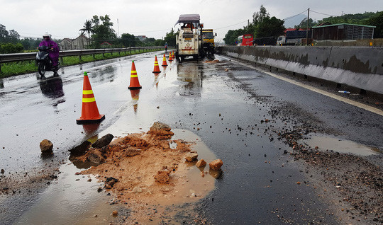 Hàng loạt “ổ voi” trên Quốc lộ 1 qua tỉnh Phú Yên được vá bằng sỏi ngày 18/12