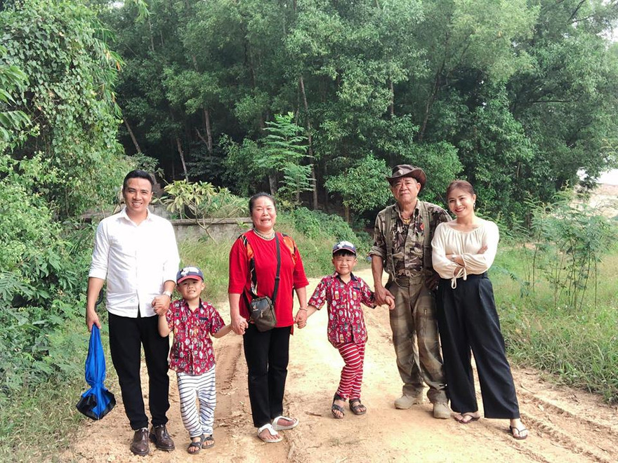 MC Hoàng Linh chia sẻ hình ảnh về quê ngoại cùng chồng sắp cưới- Mạnh Hùng.