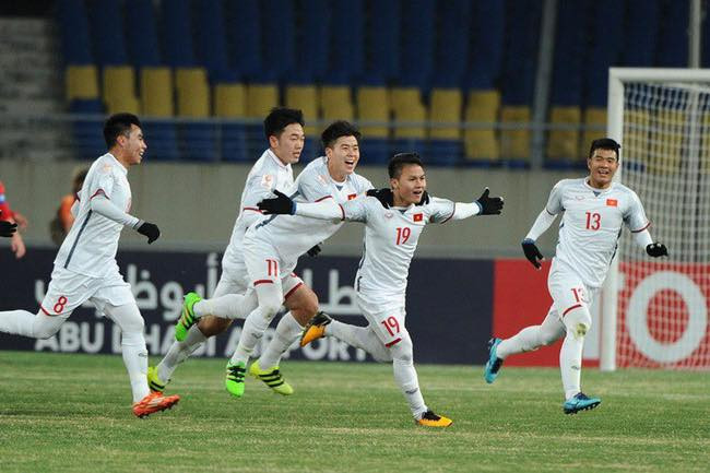 Danh hài Chiến Thắng thường xuyên làm thơ trước và sau mỗi trận đấu của đội tuyển Việt Nam.