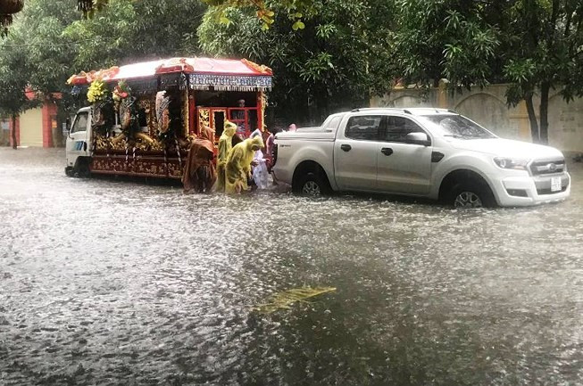 Xót xa xe tang chết máy do mưa lớn nước ngập