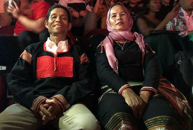 Ba mẹ H'Hen Niê lần đầu tiên "xuất ngoại" để cổ vũ cô trong đêm Chung kết Hoa hậu Hoàn vũ 2018.