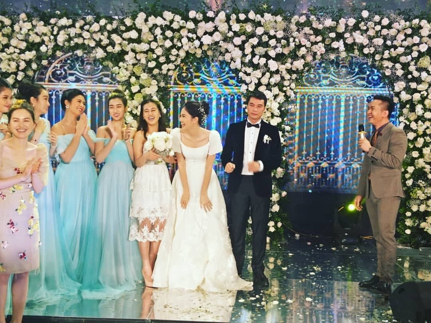 Hoa hậu Đỗ Mỹ Linh chủ động né bắt hoa cưới từ Á hậu Thanh Tú.