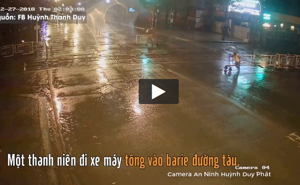 Xe máy tông thẳng vào rào chắn tàu hỏa, văng hàng chục mét trên đường