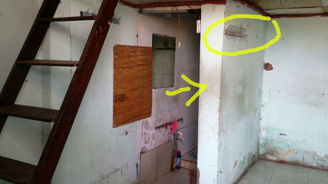 Cánh cửa bí mật đi qua nhà vệ sinh nên Lộc dễ dàng lấy cắp tài sản khi quần áo của khách treo trên móc.