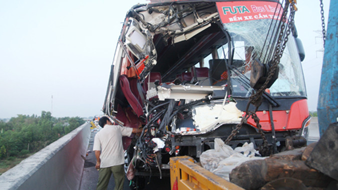 Đầu xe khách biến dạng sau cú tông mạnh. Ảnh: An Nhơn.