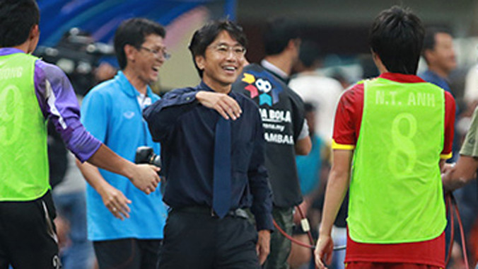 Miura (giữa) chúc mừng các học trò. Ảnh: Đức Đồng.