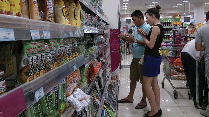 Người tiêu dùng đang chọn mua hàng ngoại.