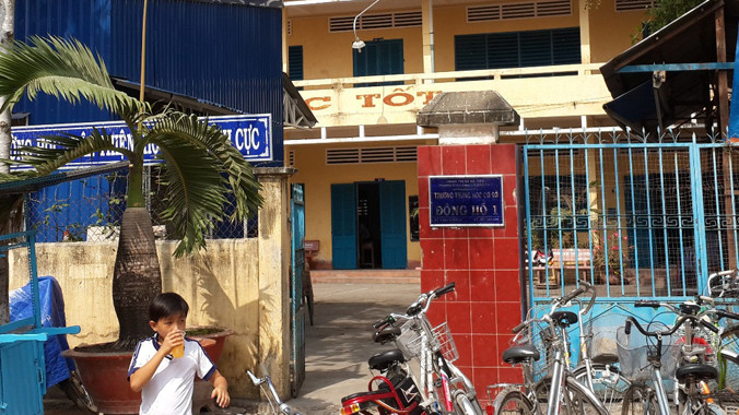 Hiện phụ huynh nữ sinh bị bạn đánh đã làm giấy chuyển trường cho hai đứa con của mình.