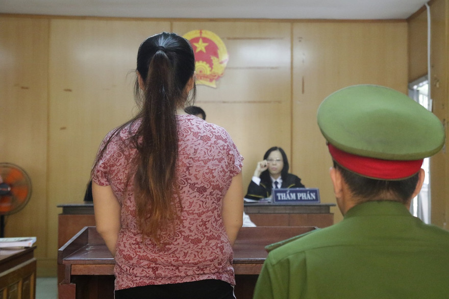 Chủ quán cà phê ‘kiêm’ môi giới Đặng Thị Kim Loan tại tòa chiều 5/4. Ảnh: Tân Châu.