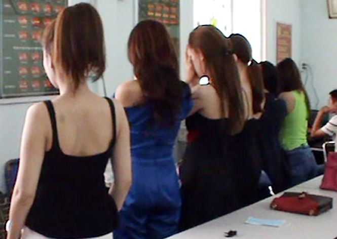  Các người đẹp bán dâm bị bắt quả tang. Ảnh: CA