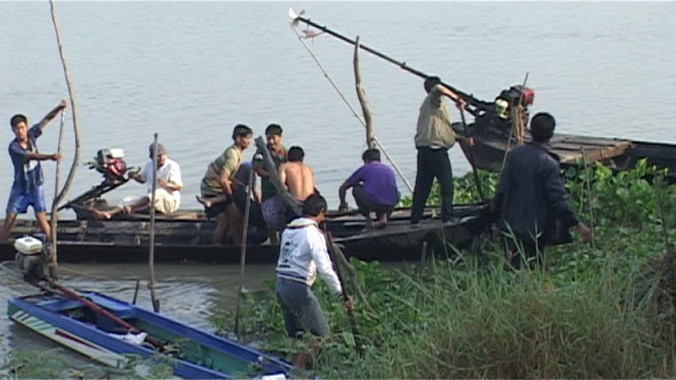 Mò tìm, vớt thi thể nạn nhân. Ảnh Zing.