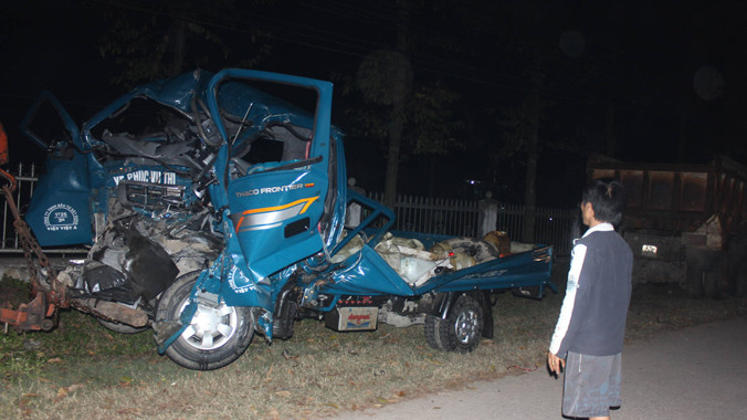 Chiếc xe tải biển kiểm soát 43C – 075.71 bị hư hỏng hoàn toàn sau cú đấu đầu kinh hoàng.