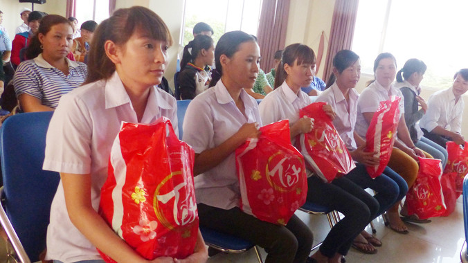 Trao quà Tết cho công nhân có hoàn cảnh khó khăn