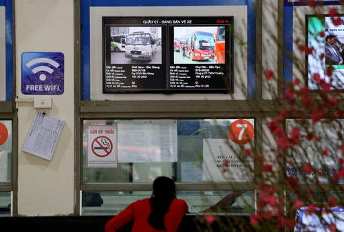 Biển báo có wifi miễn phí được treo ở phòng bán vé của bến xe Mỹ Đình. Ảnh: Bá Đô.