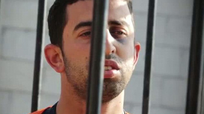 Vẻ mặt gần như "vô cảm" của Kasasbeh trước khi bị IS thiêu sống.