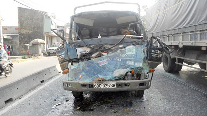 Đầu xe bẹp dúm.