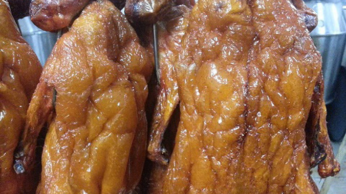 Vịt được nhuộm phẩm màu thành vàng óng.