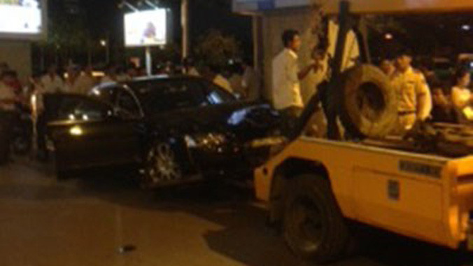 Lực lượng cứu hộ di dời chiếc xe khỏi hiện trường.