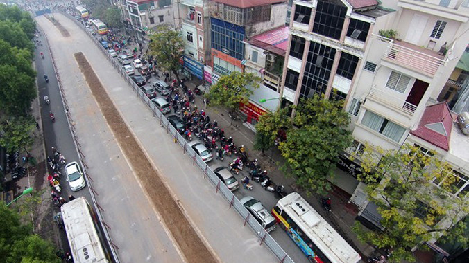 Dọc tuyến đường Cầu Giấy, Xuân Thuỷ, nơi đang thi công ga số 6, 7 tuyến đường sắt trên cao cũng thường xuyên xảy ra ùn tắc. Lòng đường chỉ vừa chiếc xe buýt do công trình được quay tôn chiếm nửa đường. Ảnh: Lê Hiếu - Mạnh Thắng.