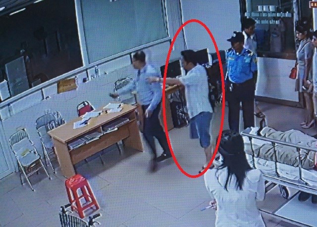 Ông Nguyễn Xuân Huân, Chủ tịch UBND phường Trung Đô xuất hiện tại phòng cấp cứu, BV ĐK 115 Nghệ An.