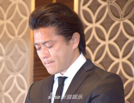 Tài tử gạo cội Yamaguchi Tatsuya trong buổi họp báo về scandal quấy rối tình dục nữ sinh cấp 3. Ảnh: Sina