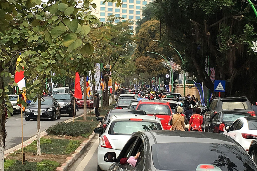 Ghi nhận của PV, chiều mồng Một Tết, nhiều tuyến đường phố Thủ đô bị ùn ứ vì lượng người đổ ra đường đi chúc Tết, đi lễ, du xuân đầu năm tăng mạnh.