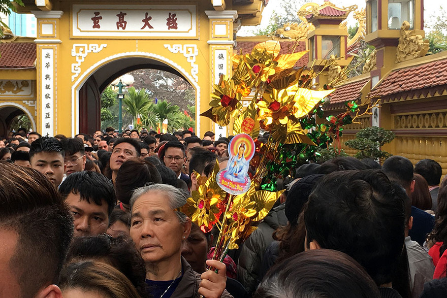 Chiều 16/2, rất đông người dân Thủ đô đã đổ về những ngôi chùa lớn để cầu mong bình an và may mắn trong dịp đầu xuân.