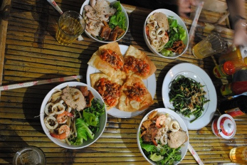  Cao lầu, hoành thánh trứ danh phố Hội