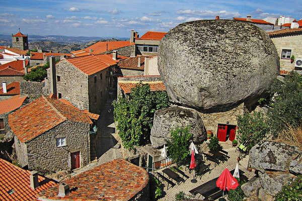 Những ngôi làng cổ đông khách du lịch