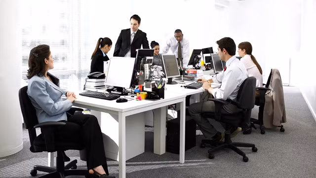 Dân văn phòng ngồi thế nào để không hại cột sống?
