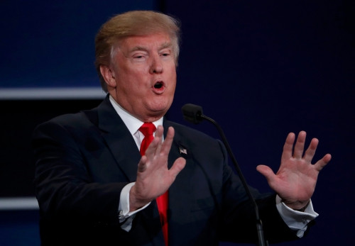 Ứng viên tổng thống Mỹ đảng Cộng hoà trong cuộc tranh luận trực tiếp hôm 19/10. Ảnh: Reuters.