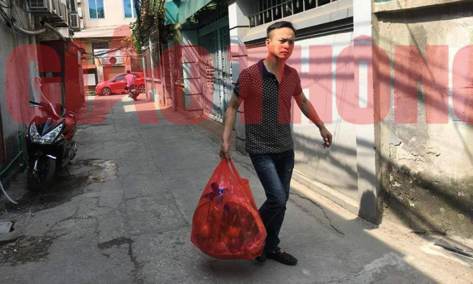 Hành khách Trần Dương Tùng tìm đến địa chỉ nhà nữ nhân viên hàng không trên phố Trần Phú, Hà Nội. Ảnh: Văn Huế.