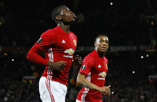 Pogba (trái) và Martial giúp Man Utd ghi ba bàn ngay trong hiệp một. Ảnh: Reuters.