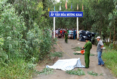 Hiện trường người đàn ông bị đốt cháy giữa đường. Ảnh: C.A.