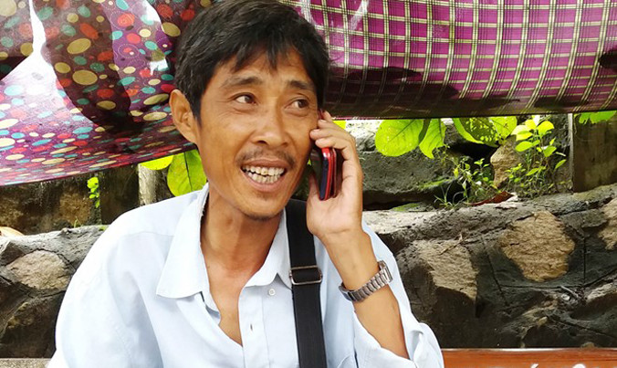 Ông An nhận được nhiều cuộc gọi từ bạn bè hỏi thăm xem chị Đào có cho tiền người bán vé số nghèo này hay không?. Ảnh: Việt Tường.