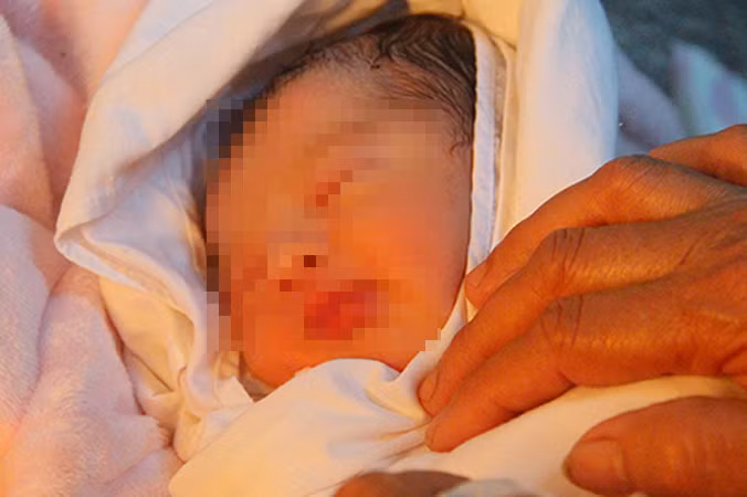 Bé trai 10 ngày tuổi bị bỏ rơi trước bệnh viện. Ảnh: VnExpress.