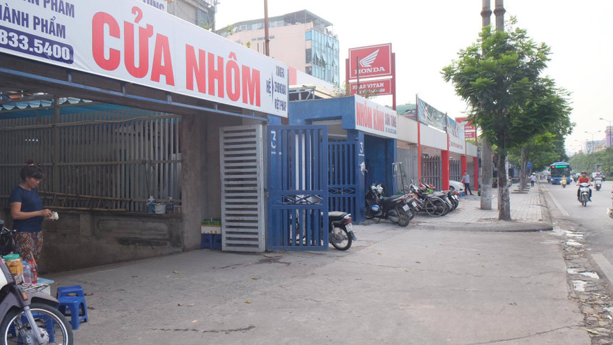 Các quán lẩu, quán bia, cửa hàng nhôm kính quán xá vây kín trên đất cống hoá kênh mương làm bãi đỗ xe và công trình phụ trợ. 