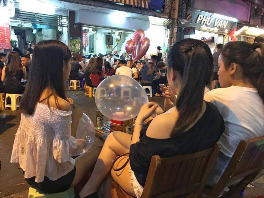 'Bóng cười' vẫn tung hoành phố đi bộ cuối tuần