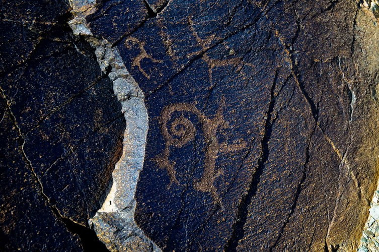 Các bức tranh khắc đá cổ xưa này là minh chứng cho sự chuyển hóa đời sống của người tiền sử từ "ăn lông ở lỗ" sang mô hình sản xuất mới.